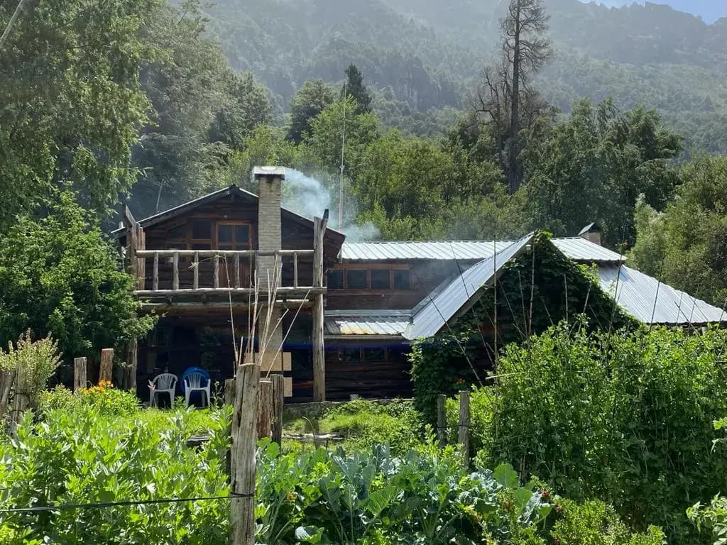 Una huerta entre las montañas